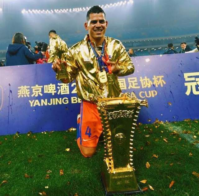 上半场两队节奏都打得飞快，尼克斯由布伦森、巴雷特和兰德尔三人轮番进攻，雄鹿则是在字母哥带领下连续冲击篮筐得手，场上比分也是十分胶着，利拉德半场结束前连续三分帮助雄鹿75-72领先结束上半场。